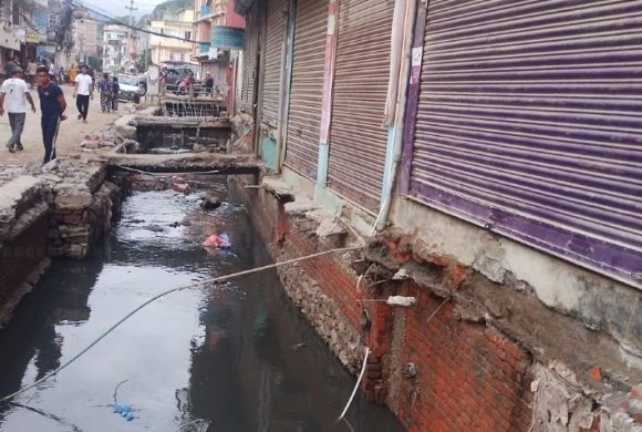 सामाखुसी खोलामाथि निर्माण गरिएको ‘स्ल्याब’ हटाउन थालियो