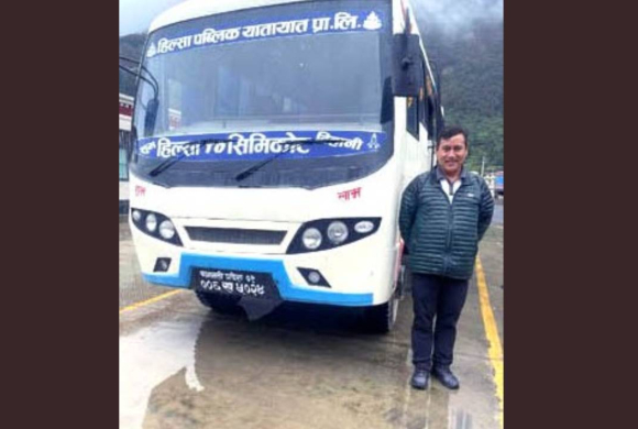केरुङबाट चीनको बाटो हुँदै हुम्ला पुर्‍याइँदै बस