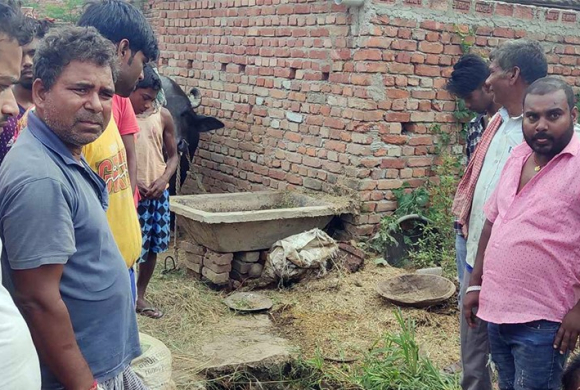 सडकको खाल्डोमा खसेर २ वर्षीय बालकको मृत्यु