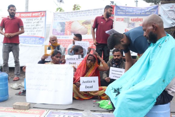 आरती शाह हत्या प्रकरणः धर्ना बसेका परिवारका सदस्यद्वारा कपाल मुन्डल गरेर विरोध