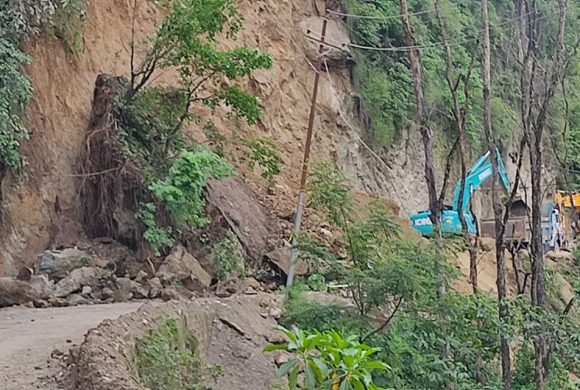 बाढीले मध्यपहाडी लोकमार्ग अवरुद्ध