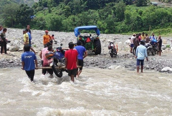 बाह्र वर्ष बित्यो, बनेन पुल
