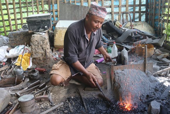 आरन चलाउन कोइला पाउनै मुस्किल