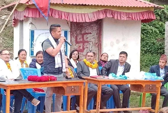 सुनकोशी गाउँपालिकाका अध्यक्ष तामाङद्वारा विद्यालयलाई आर्थिक सहयोग