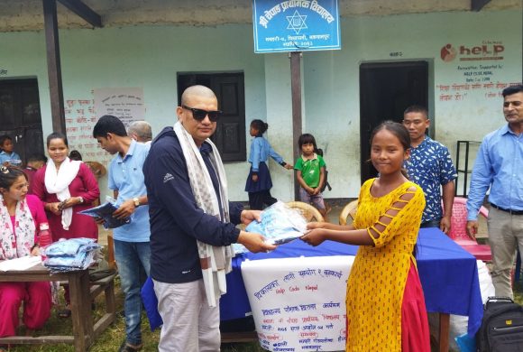दसैँको अवसरमा चेपाङ विद्यार्थीलाई विद्यालय पोसाक वितरण