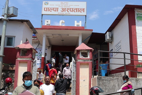 डाक्टरको हाजिर भएको तीन दिनमै सरुवा