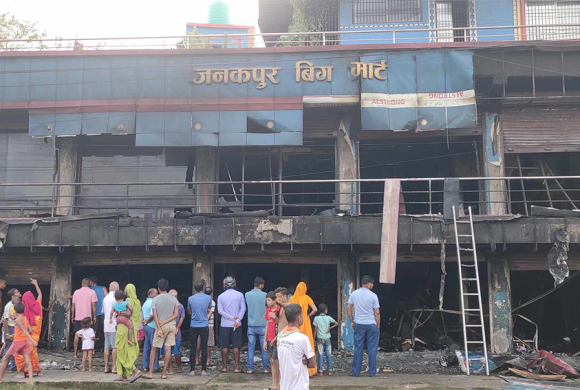 जनकपुर बिग मार्टमा आगलागी हुँदा करोडौँको क्षति
