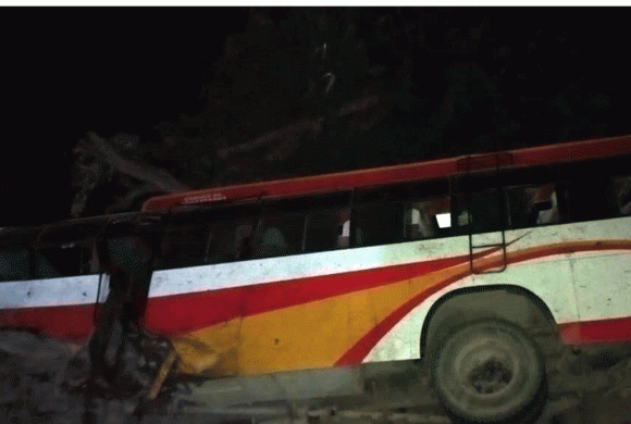 पोखराबाट सुर्खेत जाँदै गरेको बस दाङमा दुर्घटना, १४ यात्रु घाइते