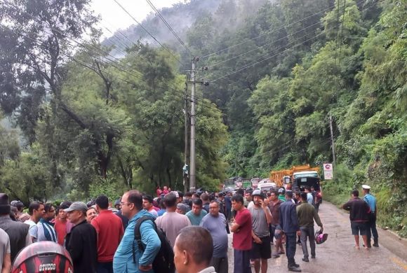 दुई बालकको मृत्युपछि अवरुद्ध पृथ्वीराजमार्ग खुल्यो