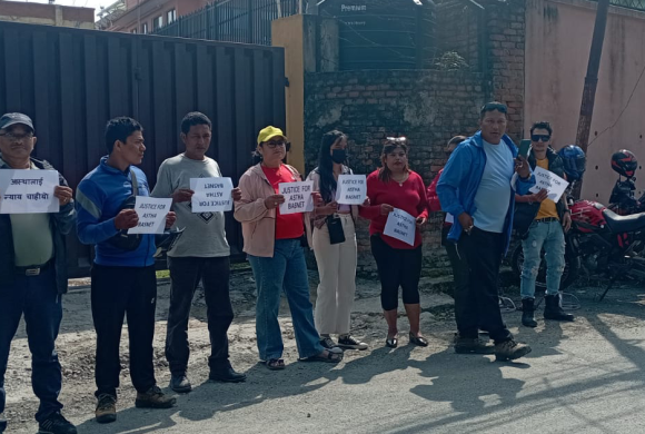 बलात्कार आरोपमा कारागार चलान भएका पोखरेललाई उन्मुक्ति दिने आशंकामा अदालत अगाडी धर्ना