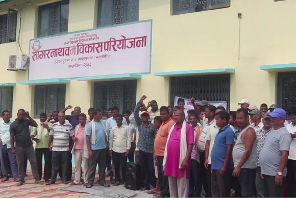 तलब नपाएरपछि सागरनाथ वन विकास परियोजनाका कर्मचारीद्धारा कार्यालयमा ताला
