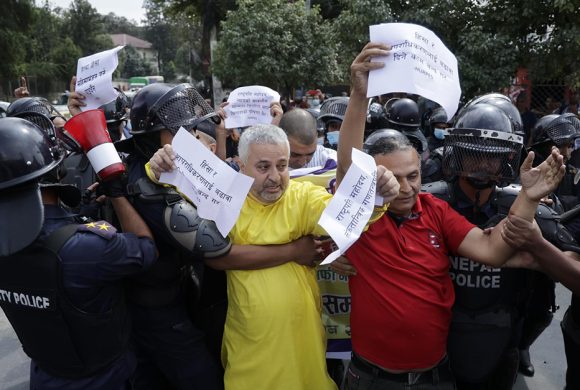 राष्ट्रपति भवन अगाडि विरोध प्रदर्शन गर्ने कृष्ण पहाडीसहित १३ जना मानव अधिकारवादी पक्राउ
