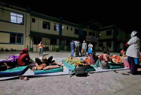 स्वास्थ्य संस्थामा क्षति भएपछि खुल्ला आकाशमुनी बसेरै सेवा दिइदै