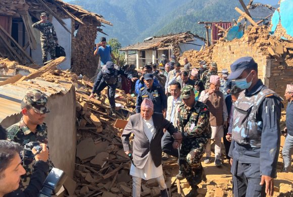 राष्ट्रपतिद्वारा भूकम्पबाट क्षति भएको थाप्लेको निरीक्षण