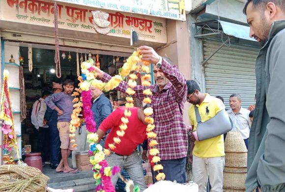 प्लास्टिकका फूूलमाला बिक्री वितरणमा रोकसँगै अनुगमन