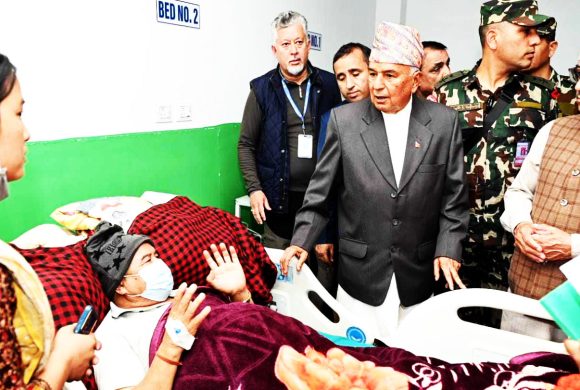 राष्ट्रपति पौडेल जाजरकोट अस्पतालमा घाइतेहरूसँग
