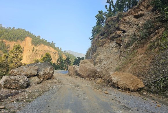 भूकम्पबाट अवरुद्ध सडक खुला