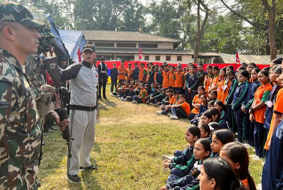 सैन्य सामग्री प्रदर्शनीमा विद्यार्थीको चाख