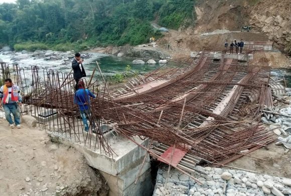 ढलान हुने अवस्थाको पुल भत्कियो