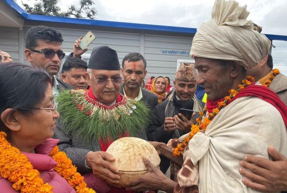 अध्यक्ष ओलीलाई राउटे मुखिया शाहीद्वारा कोसी उपहार