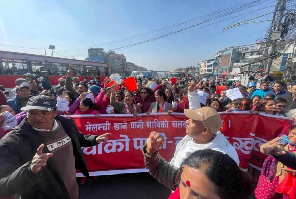 मेलम्ची खानेपानी माथिको चलखेल बन्द गर्न माग गर्दै खाली भाँडासहित स्थानीयको प्रर्दशन