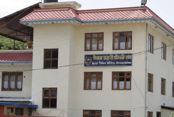 नेपाल प्रहरी श्रीमती सङ्घद्वारा भूकम्पपीडितलाई सहयोग