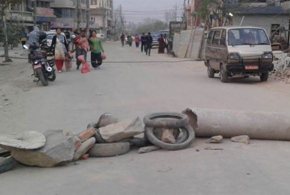 तीन दिनदेखि अवरुद्ध मनमोहन गान्धी मार्ग सञ्चालन