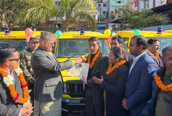 गोरखाका ६ स्थानीय तहलाई एम्बुलेन्स हस्तान्तरण