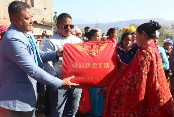 सिन्धुपाल्चोकका तीन स्थानीय तहले दिए जाजरकोटका भूकम्प पीडितलाई राहत सामाग्री