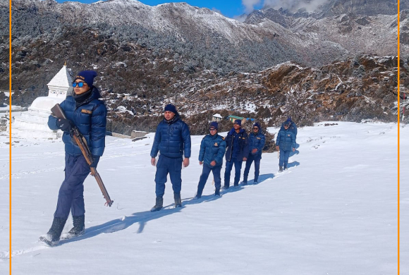 हिमाली भेगमा गस्ती गर्दै प्रहरी