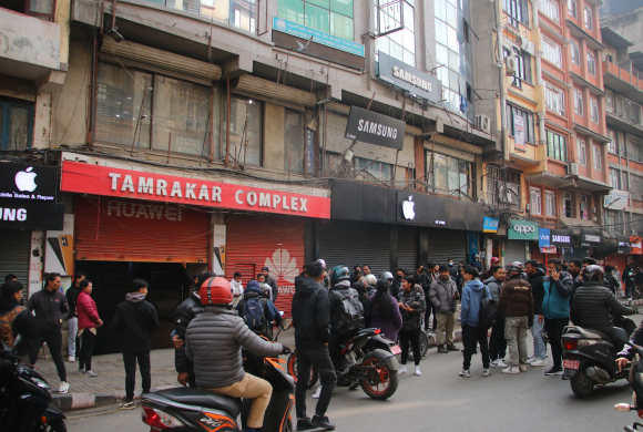 न्युरोडका व्यापारीहरु पसल बन्द गरेर आन्दोलनमा