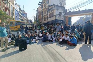 केएमसी चिकित्सक निलम्बनः समस्या समाधान गर्न शिक्षा मन्त्रीको निर्देशन