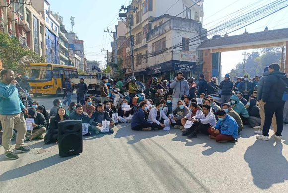 केएमसी चिकित्सक निलम्बनः समस्या समाधान गर्न शिक्षा मन्त्रीको निर्देशन