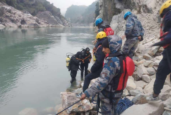 त्रिशुलीमा खसेको गाडीका चालक सकुशल :प्रहरी
