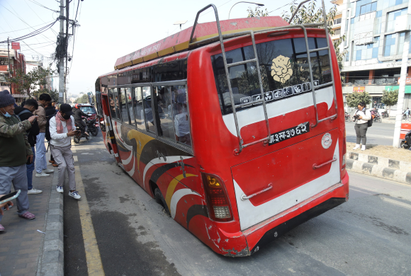 नयाँ बानेश्वरस्थित सडक भासिएपछि गुड्दागुड्दैको बस फस्यो (तस्बिरहरू)