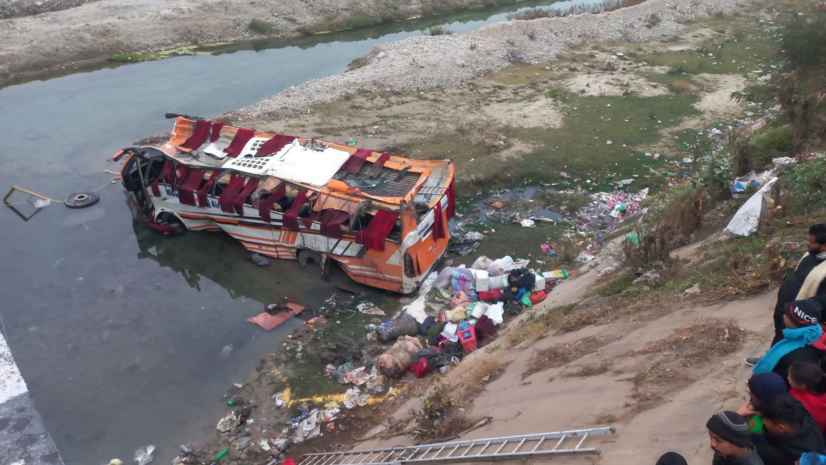 दाङ बस दुर्घटनामा मृत्यु हुनेको संख्या १२ पुग्यो, १७ घाइते