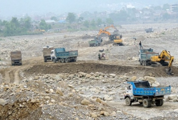 नदीजन्य पदार्थको चोरी निकासी रोक्न सक्रिय छन् प्रहरीसँगै स्थानीय पनि