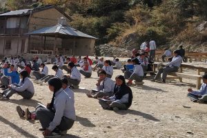 चिसोले घाममा बसेर वार्षिक परीक्षा दिँदै विद्यार्थी