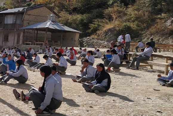 चिसोले घाममा बसेर वार्षिक परीक्षा दिँदै विद्यार्थी