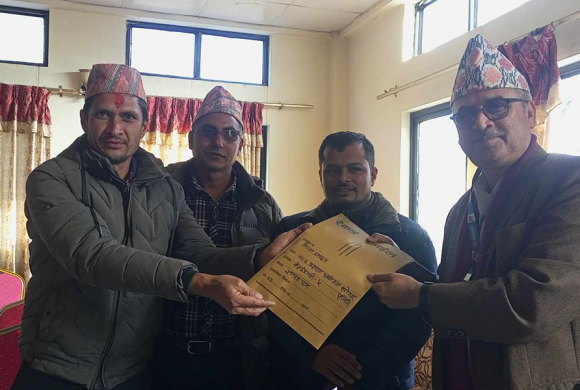 नुवाकोटमा एमसीए परियोजना लागू भएका क्षेत्रका स्थानीयले बुझाए प्रजिअलाई ज्ञापनपत्र