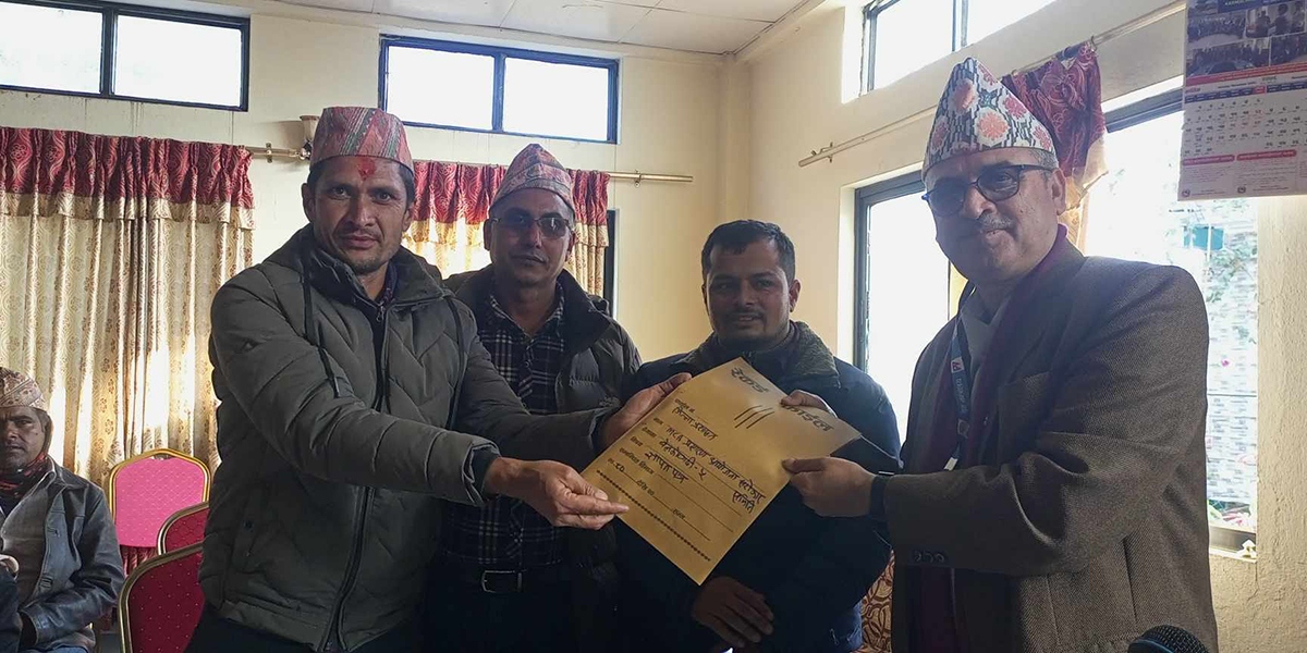नुवाकोटमा एमसीए परियोजना लागू भएका क्षेत्रका स्थानीयले बुझाए प्रजिअलाई ज्ञापनपत्र