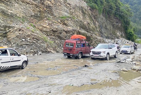 फाखेल–फर्पिङ सडकखण्ड दुई महिना बन्द