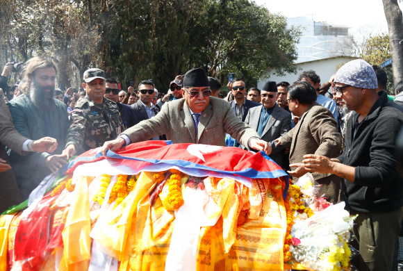 प्रधानमन्त्रीद्वारा स्व. भक्तराज आचार्यको पार्थिव शरीरमा राष्ट्रिय झण्डा ओडाउँदै (तस्बिरहरु)