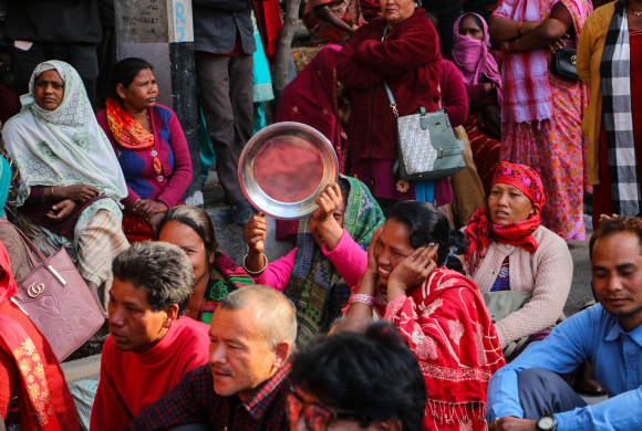 लघुवित्त पिडितद्वारा थाल चम्चा बजाएर विरोध प्रदर्शन (तस्बिरहरु)