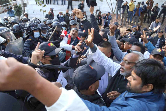 माइतीघर खुला गर्न माग गर्दै राजेन्द्र महतो सडकमा, प्रहरीसँग घम्साघम्सी