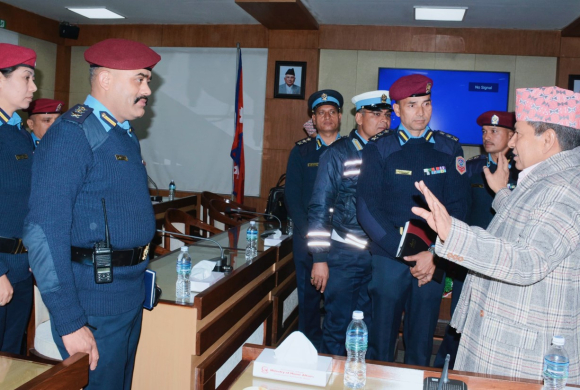 दबाब र प्रभावमुक्त भएर काम गर्न प्रहरी अधिकारीलाई उपप्रधानमन्त्री श्रेष्ठको निर्देशन