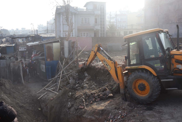 टोखामा सार्वजनिक जग्गामा बनाइएका संरचना हटाइँदै