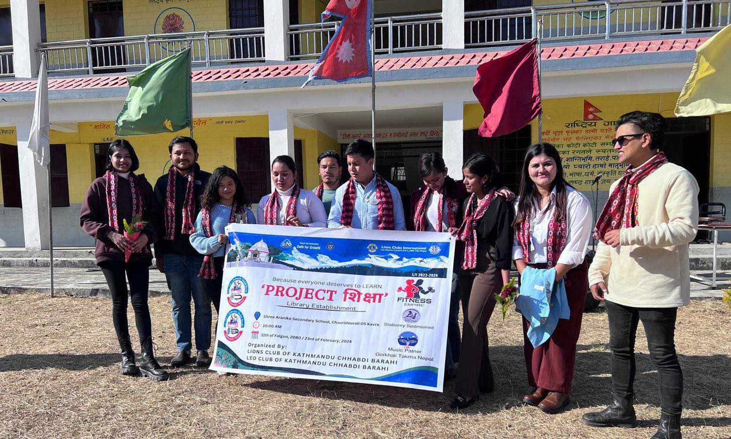 अरनिको माविलाई तीन सय थान पुस्तक
