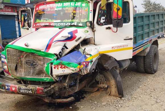 बोलेरोलाई टिपरले ठक्कर दिँदा २ जनाको मृत्यु, ५ जना घाइते