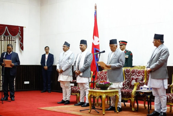 प्रधानमन्त्री प्रचण्डले गरे मन्त्रिपरिषद् विस्तार, यादव र साहले लिए शपथ